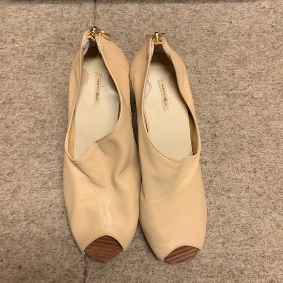 MAX STUDIO Buttery Soft Leather Peep Toe Heels / Pumps in Nude Beige sz 7.5 - Picture 2 of 7